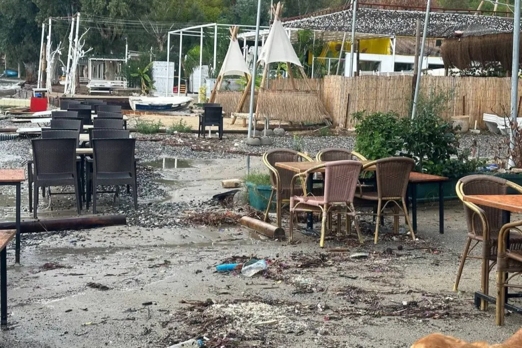 Marmaris’te sağanak yağışlar ve şiddetli dalgalar iskeleleri söktü