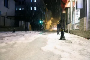 Vatandaşlar sokakta kar değil, dolu küredi