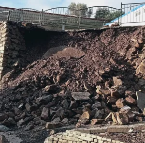 Milas’ta dolu yağışı yolları kapattı