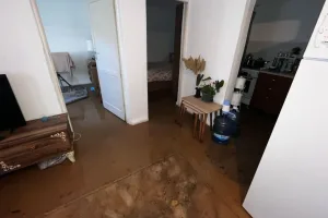 Bodrum’da ana isale hattı patladı, lojmanı su bastı Bodrum’da ana isale hattı patladı, lojmanı su bastı