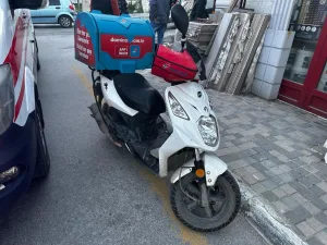 Motosikletli kuryeye çarpan otomobil kayıplara karıştı