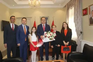 Vali makamına oturdu, okulunun rengarenk boyanmasını istedi