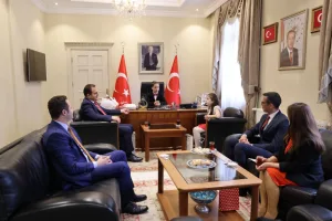 Vali makamına oturdu, okulunun rengarenk boyanmasını istedi