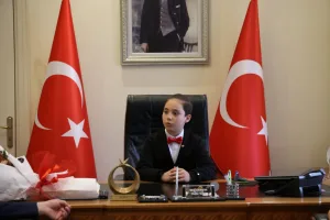 Vali makamına oturdu, okulunun rengarenk boyanmasını istedi