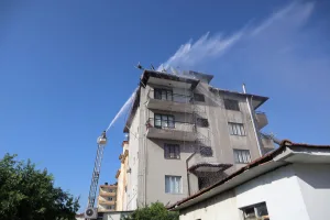 Ortaca’da 5 katlı binanın çatı katında yangın çıktı