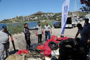 Deniz dibinden 2,5 ton çöp çıktı Deniz dibinden 2,5 ton çöp çıktı