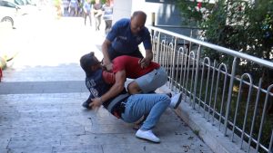 Yanında yaşadığı kızları yıllardır cinsel istismar ettiği ortaya çıktı: Gözaltına alınırken vatandaşlar saldırdı Yanında yaşadığı kızları yıllardır cinsel istismar ettiği ortaya çıktı: Gözaltına alınırken vatandaşlar saldırdı