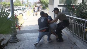 Yanında yaşadığı kızları yıllardır cinsel istismar ettiği ortaya çıktı: Gözaltına alınırken vatandaşlar saldırdı Yanında yaşadığı kızları yıllardır cinsel istismar ettiği ortaya çıktı: Gözaltına alınırken vatandaşlar saldırdı