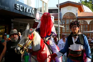 Muğla'da Düğün Yemekleri Festivali'ndeki gelin ve damat rolü gerçek oldu Muğla'da Düğün Yemekleri Festivali'ndeki gelin ve damat rolü gerçek oldu