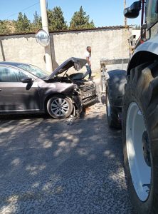 Kepçe otomobile çarptı