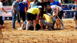 Rakibine yenilen boğa, öfkesini sahibinden çıkardı Rakibine yenilen boğa, öfkesini sahibinden çıkardı