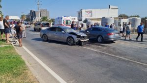 Otomobil minibüse çarptı, ortalık savaş alanına döndü: 14 yaralı Otomobil minibüse çarptı, ortalık savaş alanına döndü: 14 yaralı