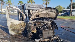 Minibüs alev topuna döndü Minibüs alev topuna döndü