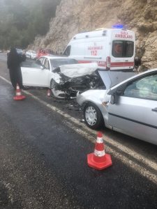 Seydikemer’de 2 otomobil kafa kafaya çarpıştı: 7 yaralı