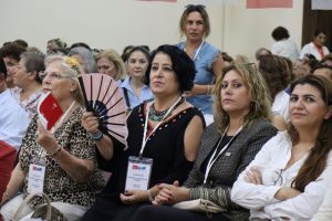 Belediyenin kliması çalışmayan salonunda kongre çilesi