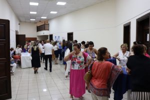 Belediyenin kliması çalışmayan salonunda kongre çilesi