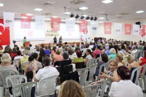 Belediyenin kliması çalışmayan salonunda kongre çilesi