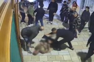 Bodrum'da cinnet getiren şahıs kardeşinin bulunduğu marketi ateşe verdi: 1 ölü, 5 yaralı Bodrum'da cinnet getiren şahıs kardeşinin bulunduğu marketi ateşe verdi: 1 ölü, 5 yaralı