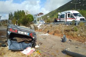 Otomobil kağıt gibi ezildi: 3 yaralı Otomobil kağıt gibi ezildi: 3 yaralı