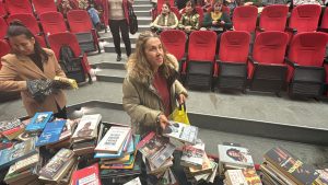 Bu konsere biletle değil, kitapla girdiler