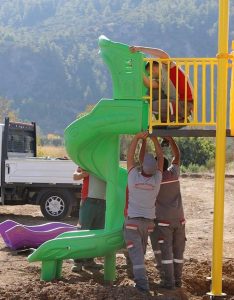 Bayır Mahallesi'nde çocukların oyun parkı talebi karşılık buldu
