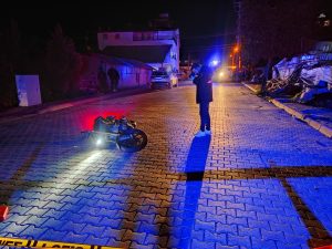 Motosiklet kontrolden çıktı, 16 yaşındaki sürücü metrelerce sürüklendi: 1 ölü