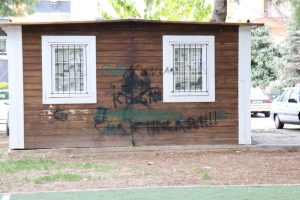 Duvar temizlenmiş olsa da park bakımsız Duvar temizlenmiş olsa da park bakımsız