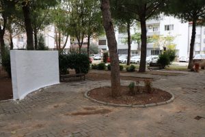 Duvar temizlenmiş olsa da park bakımsız Duvar temizlenmiş olsa da park bakımsız