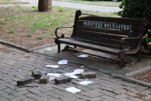 Duvar temizlenmiş olsa da park bakımsız Duvar temizlenmiş olsa da park bakımsız