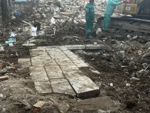 Milas'ta yıkılan binanın molozları arasından tarihi eserler çıktı Milas'ta yıkılan binanın molozları arasından tarihi eserler çıktı