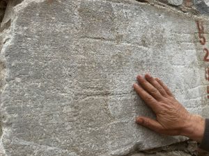 Milas'ta yıkılan binanın molozları arasından tarihi eserler çıktı Milas'ta yıkılan binanın molozları arasından tarihi eserler çıktı