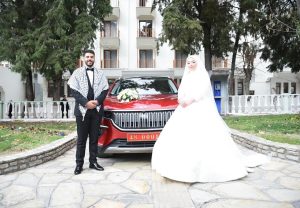 Valinin makam arabası gelin arabası oldu Valinin makam arabası gelin arabası oldu