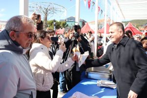 Karadeniz ve Ege Kültürleri Hamsi Festivali'nde buluştu Karadeniz ve Ege Kültürleri Hamsi Festivali'nde buluştu