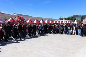 Karadeniz ve Ege Kültürleri Hamsi Festivali'nde buluştu Karadeniz ve Ege Kültürleri Hamsi Festivali'nde buluştu