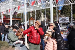 Karadeniz ve Ege Kültürleri Hamsi Festivali'nde buluştu Karadeniz ve Ege Kültürleri Hamsi Festivali'nde buluştu
