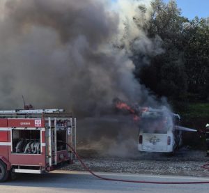 Bodrum'da park halindeki minibüs alev alev yandı Bodrum'da park halindeki minibüs alev alev yandı