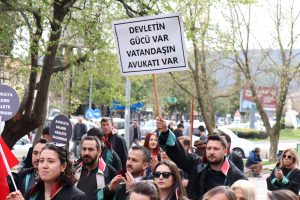 Muğla Barosu avukatları eylemde: “Seçimle gelen seçimle gider”