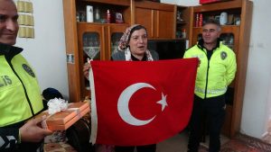 Polis helikopterine bayrak sallayan Ayşe Teyze: "Ağlaya ağlaya içeri girdim”