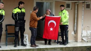 Polis helikopterine bayrak sallayan Ayşe Teyze: "Ağlaya ağlaya içeri girdim”