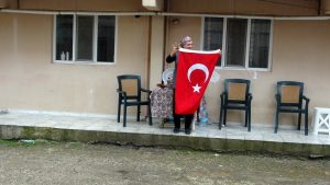 Polis helikopterine bayrak sallayan Ayşe Teyze: "Ağlaya ağlaya içeri girdim”
