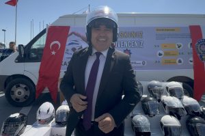 Marmaris’te polisler önce ceza kesti, sonra kask hediye etti