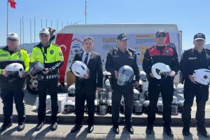 Marmaris’te polisler önce ceza kesti, sonra kask hediye etti