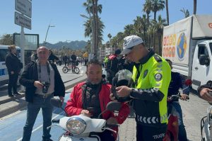 Marmaris’te polisler önce ceza kesti, sonra kask hediye etti