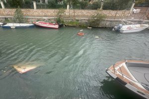 Marmaris’i fırtına vurdu: Tekneler battı, çatılar uçtu
