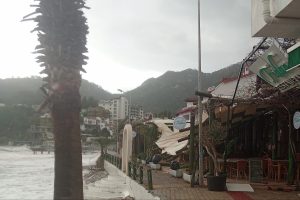 Marmaris’i fırtına vurdu: Tekneler battı, çatılar uçtu