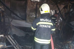 Seydikemer’de TOKİ şantiyesinde yangın çıktı Seydikemer’de TOKİ şantiyesinde yangın çıktı