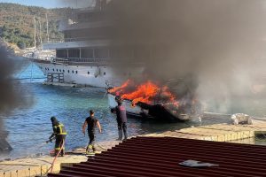 Muğla'da motoryat ve 3 tekne alevlere teslim oldu