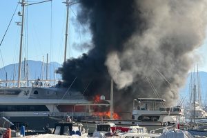 Muğla'da motoryat ve 3 tekne alevlere teslim oldu