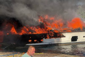 Muğla'da motoryat ve 3 tekne alevlere teslim oldu