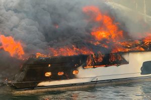 Muğla'da motoryat ve 3 tekne alevlere teslim oldu